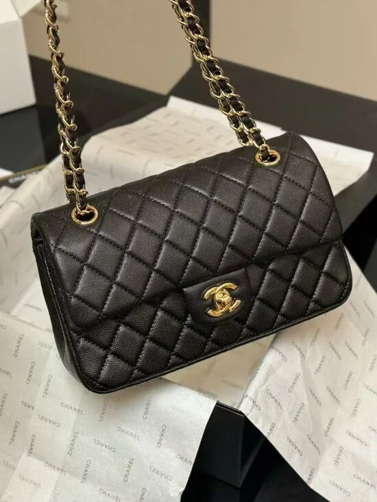 Classic CHANEL Bag: A Stylish and Versatile Choice for Elegance - Picture 1 of 6